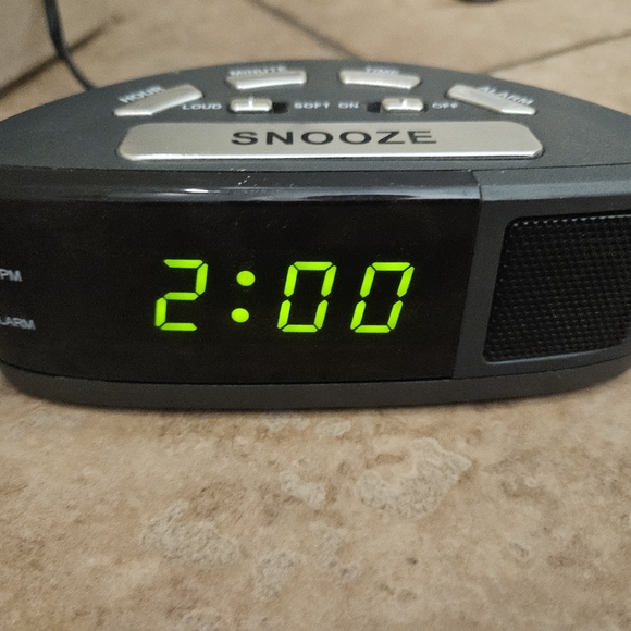 AM FM Clock Alarm Radio - Picture 4 of 7